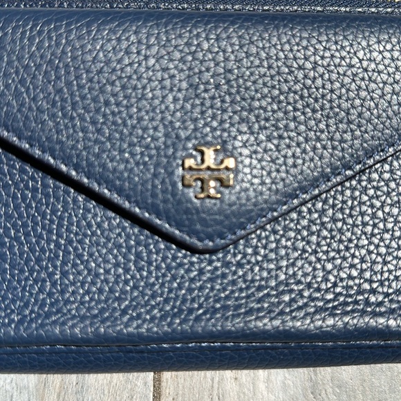 Tory Burch Carter Smartphone Wallet Blue - Picture 2 of 8